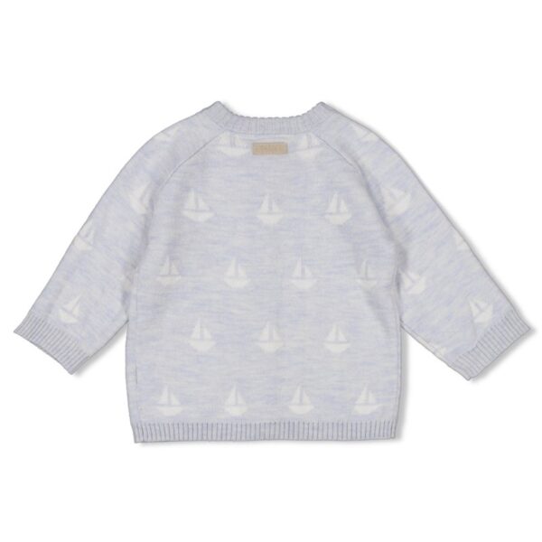 AO gebreid babyvestje in blauw met zeilbootprint.