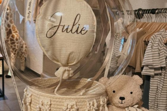 Babycadeaupakket met teddybeer en gepersonaliseerde ballon Julie.